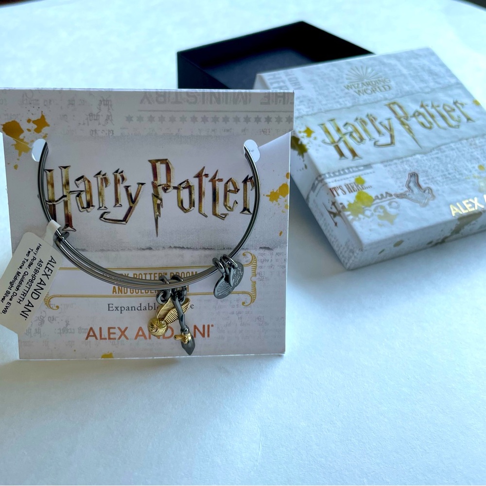 HARRY POTTER™ BROOM
AND GOLDEN SNITCH
Expandable Bangle